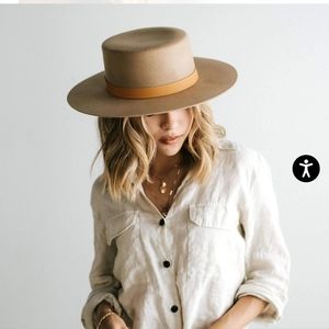 Gigi pip dahlia boater nude tan L